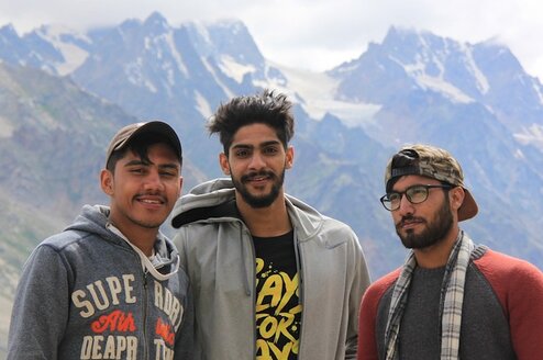 Friends in front of Mountains Pixabay Featured Thumbnail